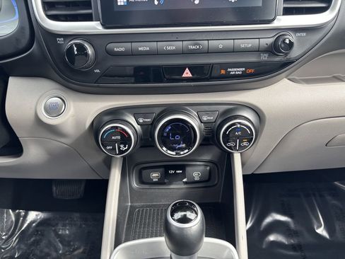 Used 2025 Hyundai Venue SEL image 17