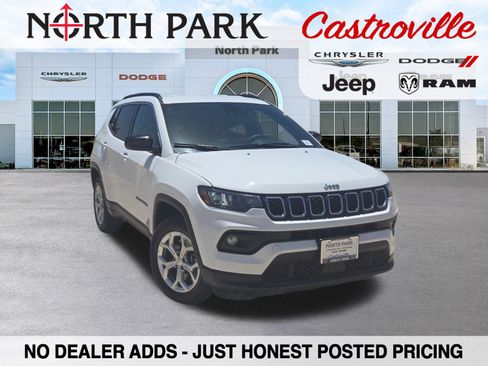 Used 2024 Jeep Compass Latitude AWD/4WD image 1