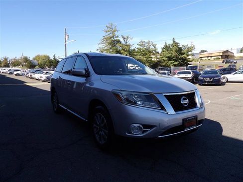 Used 2014 Nissan Pathfinder S image 2