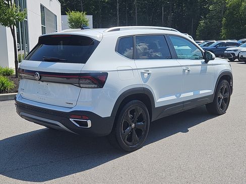 Used 2025 Volkswagen Taos SEL AWD/4WD image 2
