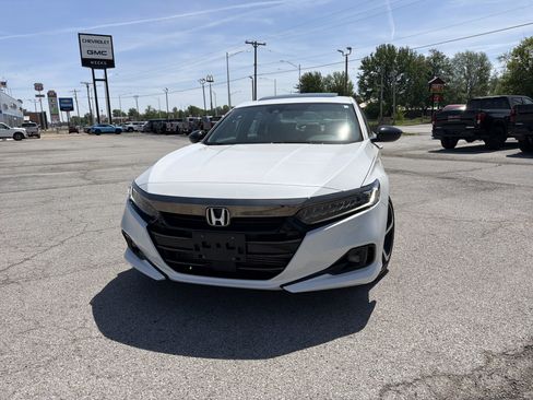 Used 2021 Honda Accord Sport image 2