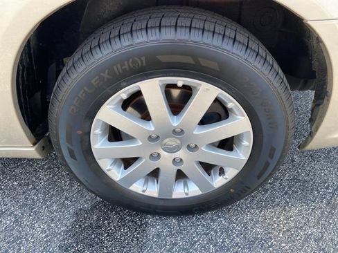Used 2013 Chrysler Town & Country Touring FWD image 10