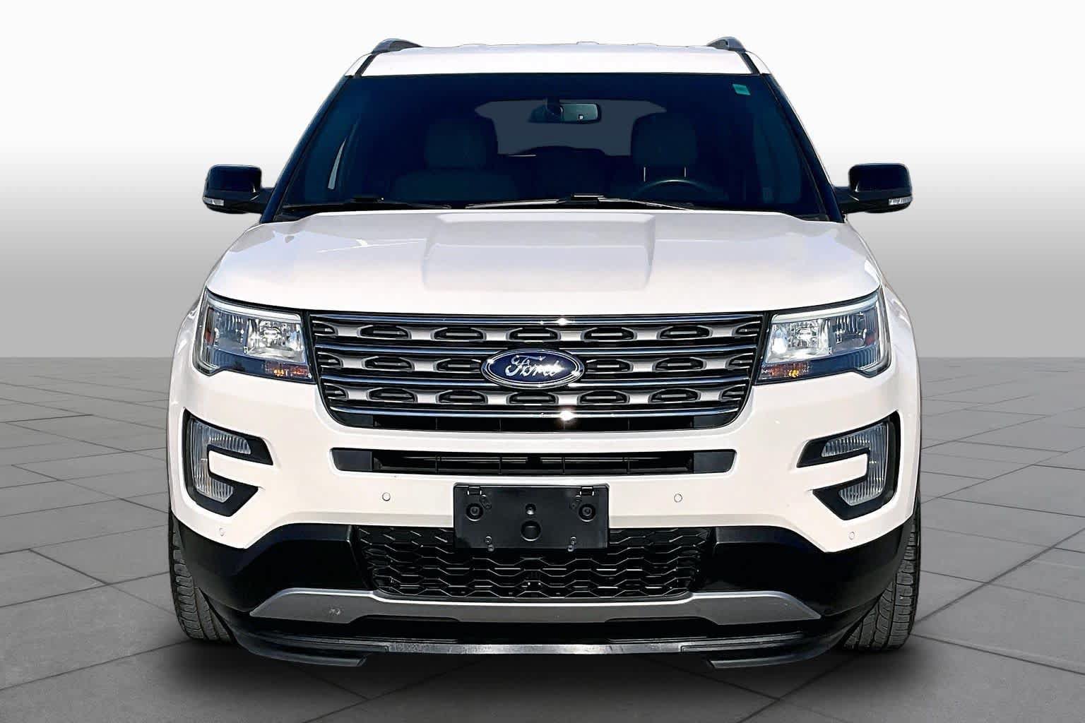 Used 2017 Ford Explorer XLT w/ Equipment Group 202A FWD image 4