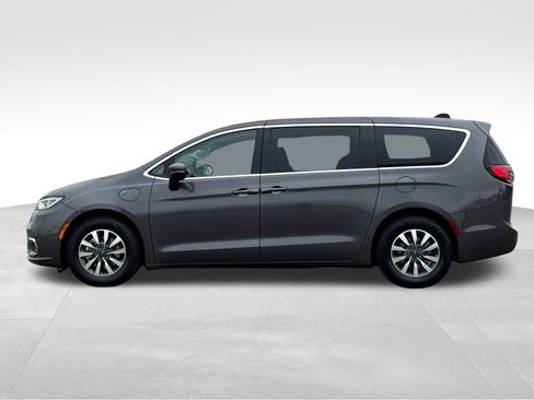 Used 2023 Chrysler Pacifica Touring-L FWD image 2