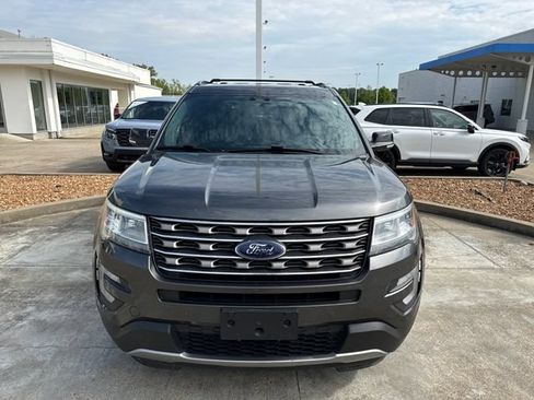 Used 2017 Ford Explorer XLT w/ Equipment Group 202A AWD/4WD image 8