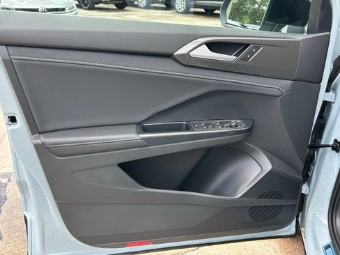 New 2026 Volkswagen Taos SE FWD image 19