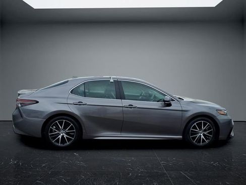 Used 2022 Toyota Camry SE w/ Cold Weather Package FWD image 2