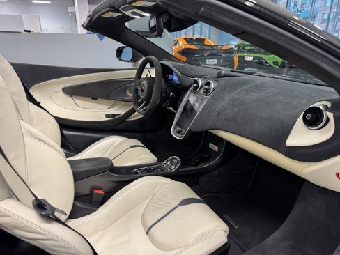 Used 2018 McLaren 570S Spider image 17