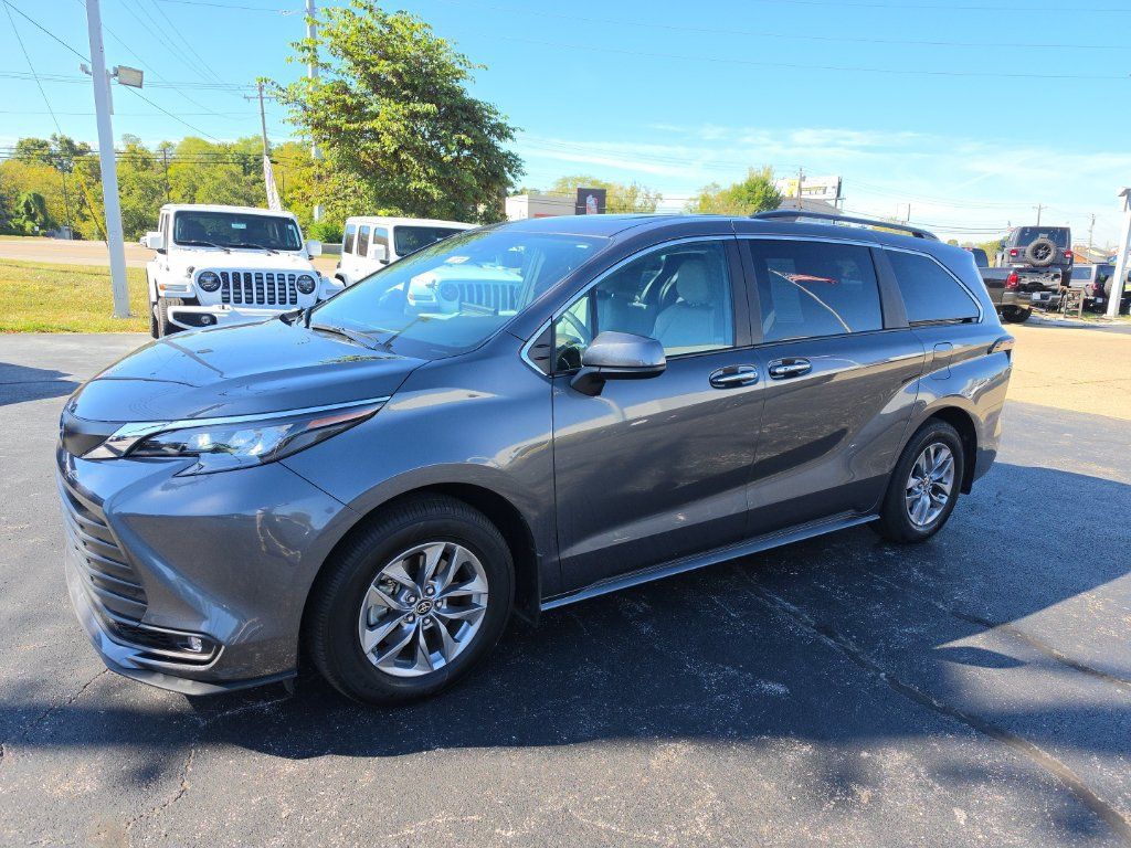 Used 2025 Toyota Sienna XLE FWD image 2