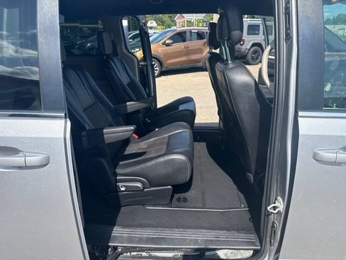 Used 2019 Dodge Grand Caravan SXT FWD image 13