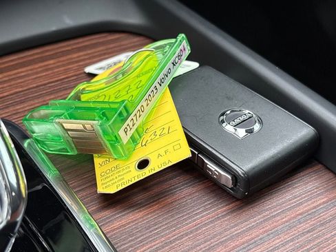 Used 2023 Volvo XC60 B5 Ultimate w/ Climate Package image 38