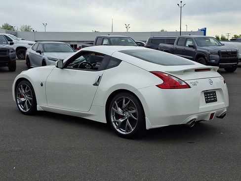 Used 2017 Nissan 370Z Coupe RWD image 4