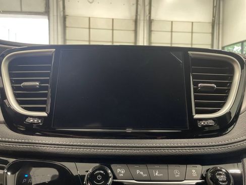 New 2025 Chrysler Pacifica Select image 16