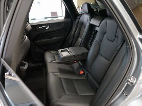 Used 2020 Volvo XC60 T5 Momentum image 48