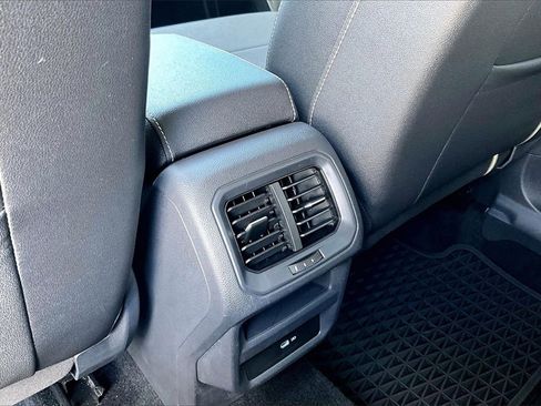 Certified 2024 Volkswagen Taos SE image 17