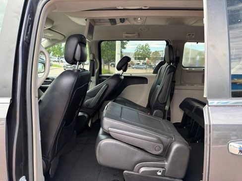 Used 2016 Chrysler Town & Country Touring w/ Driver Convenience Group FWD image 13