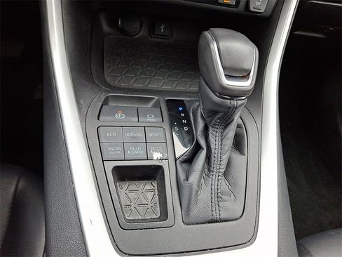 Used 2022 Toyota RAV4 XLE Premium image 18