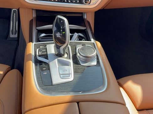 Used 2022 BMW 750i xDrive w/ M Sport Package AWD/4WD image 18