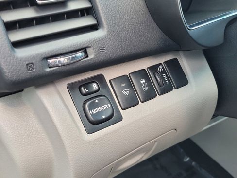 Used 2012 Toyota Highlander FWD w/ Tech Pkg image 18