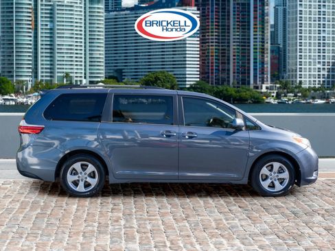 Used 2016 Toyota Sienna LE image 4