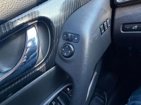 Used 2018 Nissan Rogue SL FWD image 32