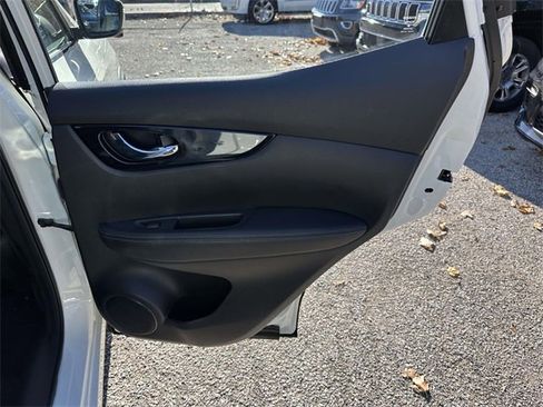 Used 2017 Nissan Rogue Sport SV w/ SV Premium Package image 22