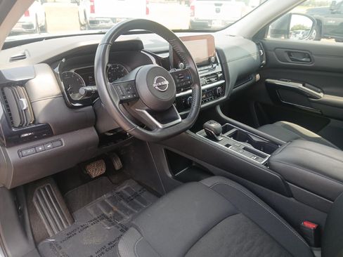 Used 2025 Nissan Pathfinder SV FWD image 11