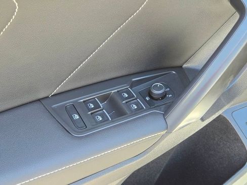 Used 2022 Volkswagen Tiguan SE w/ Panoramic Sunroof Package FWD image 24