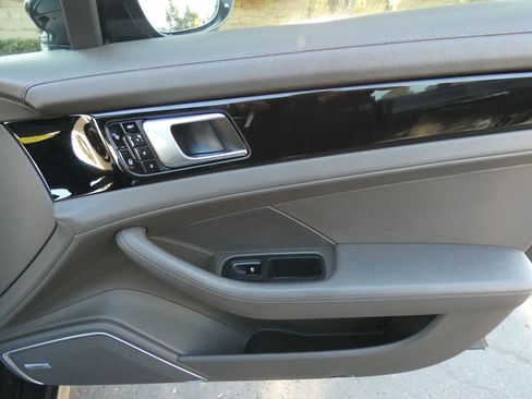 Used 2018 Porsche Panamera 4 image 34
