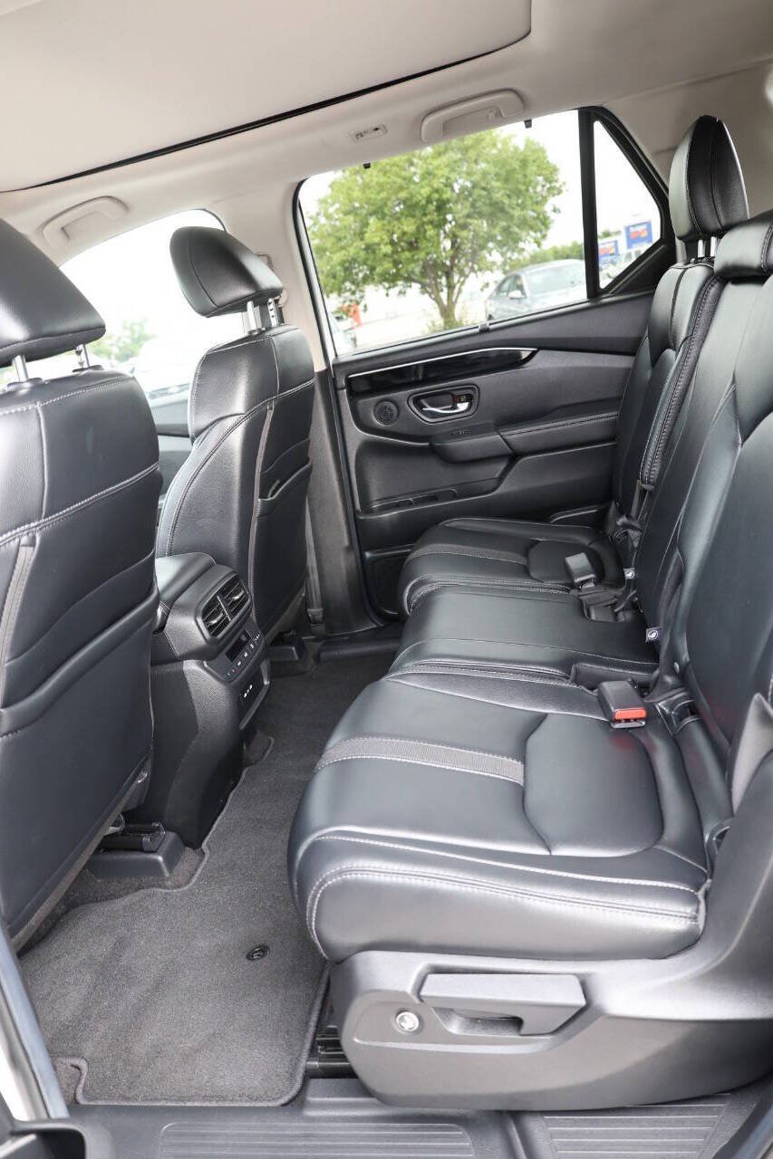 Used 2025 Honda Pilot Touring image 17