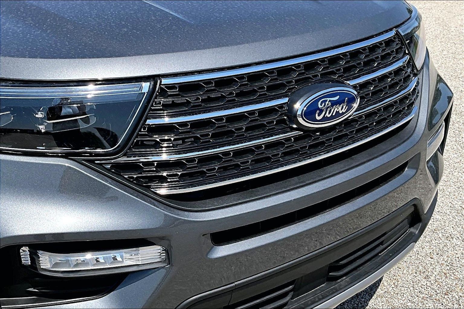 Used 2023 Ford Explorer XLT w/ Equipment Group 202A AWD/4WD image 32