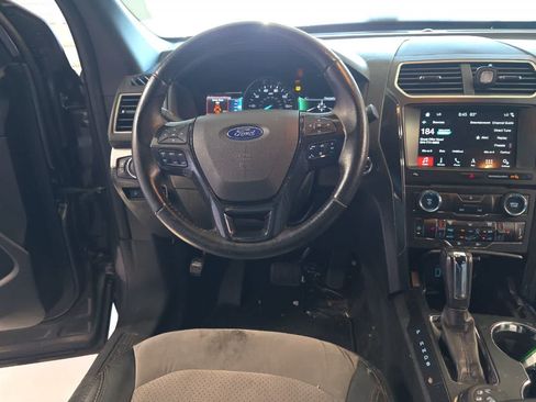 Used 2017 Ford Explorer XLT w/ Equipment Group 202A AWD/4WD image 16