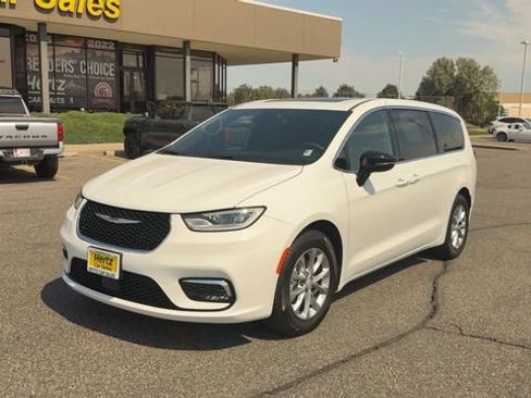 Used 2026 Chrysler Pacifica Limited FWD image 4