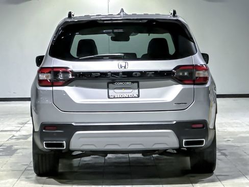 Used 2025 Honda Pilot Touring image 9