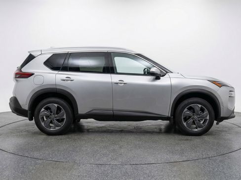 Used 2025 Nissan Rogue SV image 11