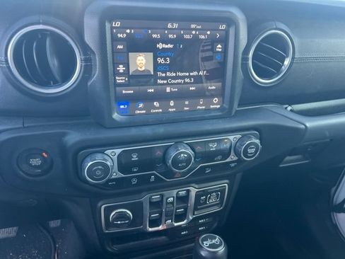 Used 2018 Jeep Wrangler Unlimited Sahara AWD/4WD image 7