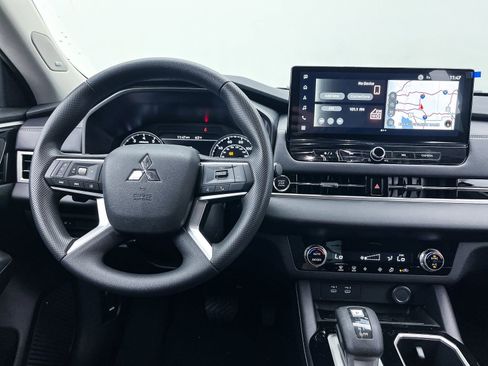 New 2025 Mitsubishi Outlander ES image 13