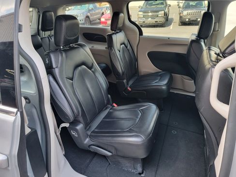 Used 2023 Chrysler Pacifica Touring-L FWD image 13