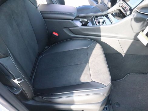 New 2025 Jeep Grand Cherokee Altitude image 13