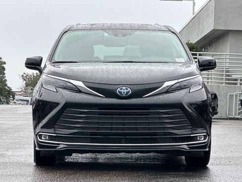 Used 2024 Toyota Sienna XLE image 7