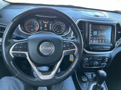 Used 2015 Jeep Cherokee Latitude w/ Cold Weather Group AWD/4WD image 25