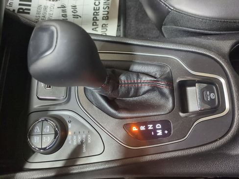 Used 2019 Jeep Cherokee Trailhawk AWD/4WD image 21
