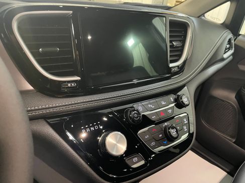 New 2026 Chrysler Pacifica Select image 11