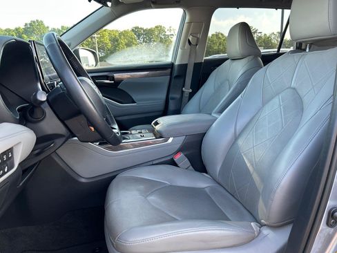 Used 2023 Toyota Highlander Platinum AWD/4WD image 16