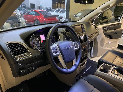 Used 2016 Chrysler Town & Country Touring FWD image 10