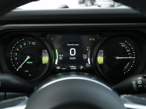 Used 2025 Jeep Wrangler Unlimited Sahara AWD/4WD image 9