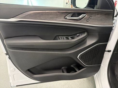 New 2026 Jeep Grand Cherokee L Limited AWD/4WD image 11