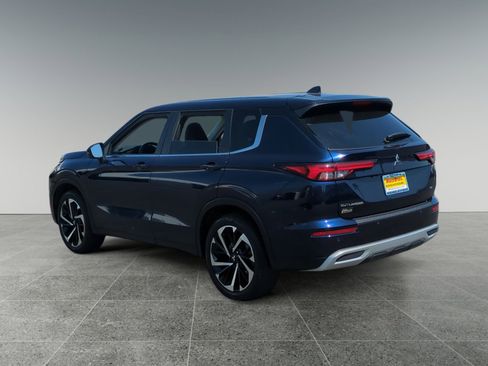 Used 2024 Mitsubishi Outlander SE image 3