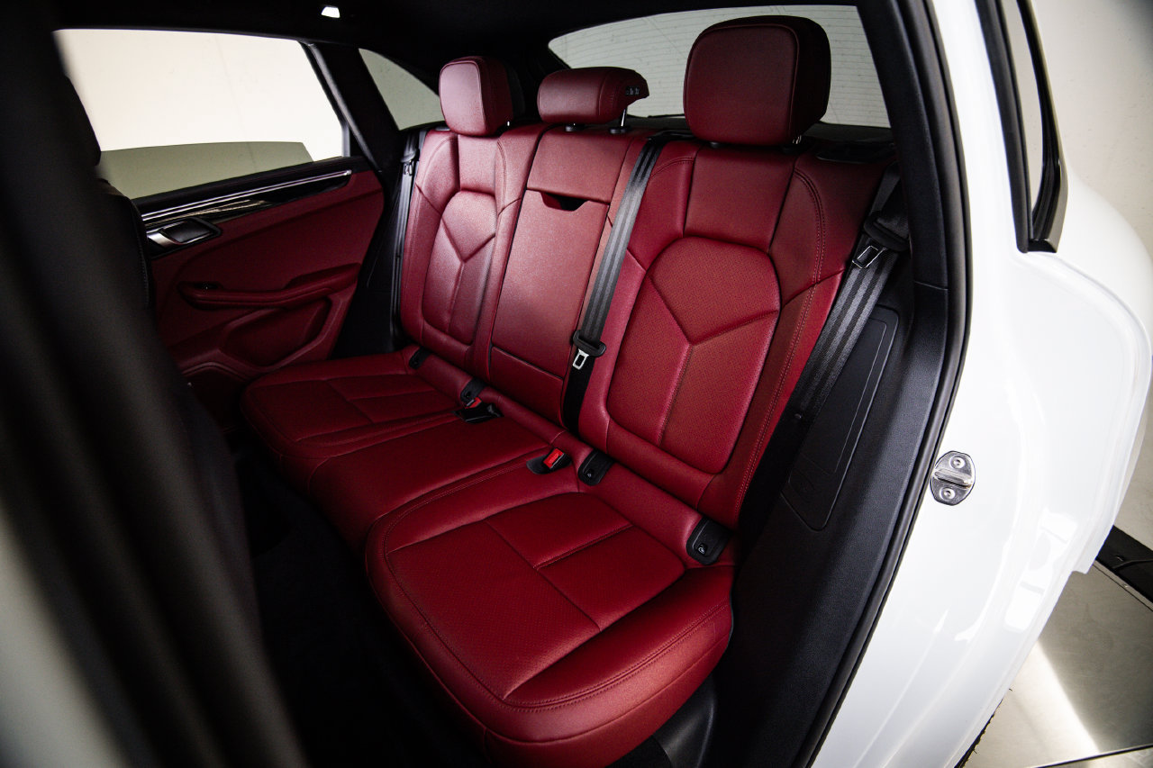 Certified 2024 Porsche Macan AWD/4WD image 24