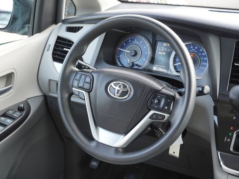 Used 2018 Toyota Sienna LE image 29